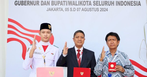 Kepala Kesbangpol Wakili Wali Kota Makassar Terima Duplikat Bendera Pusaka dari BPIP RI