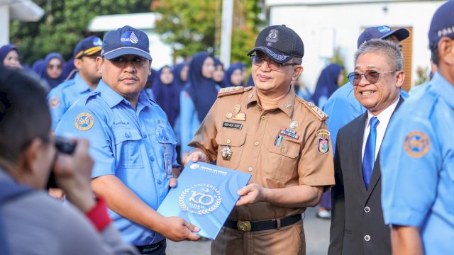 Genap Berusia 1 Abad, Perumda Air Minum Makassar Beri Penghargaan 36 Pegawai