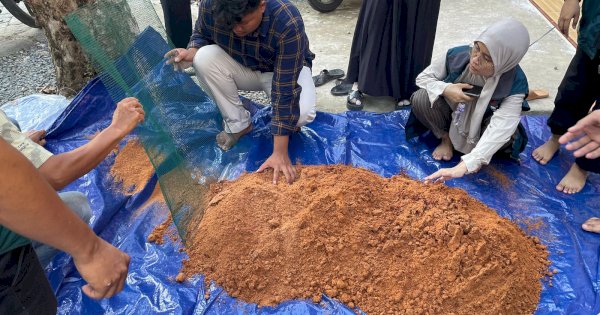 Mahasiswa Unhas Tingkatkan Kemandirian Pemuda Maros Melalui Budidaya Jamur Tiram