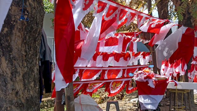 Semarak Kemerdekaan, Pedagang Bendera Musiman Untung Cuan Jutaan