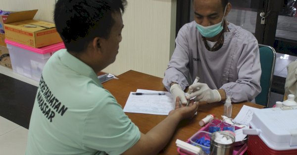 Mahasiswa KKNT Hukum Unhas Gel 112 Gelar Donor Darah di Pegadilan
