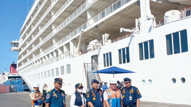 Kapal Pesiar The World Sandar di Pelabuhan Soekarno Hatta Makassar