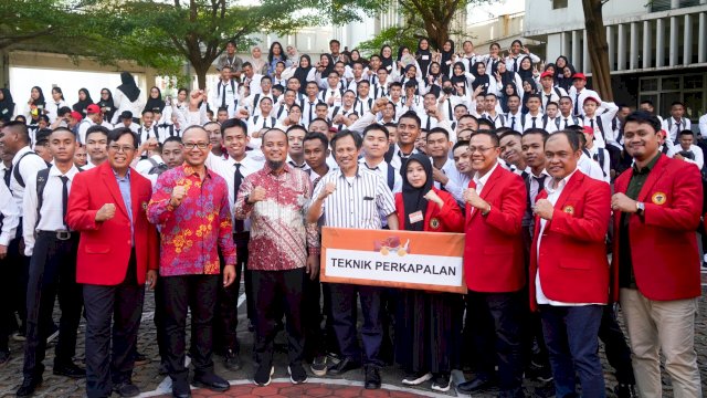 Eks Gubernur Sulsel Andi Sudirman Berbagi Pengalaman ke 1.441 Maba Teknik Unhas