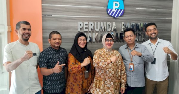 Wakili Wali Kota Makasar, Indira Serahkan Simbolis SK Pengangkatan Karyawan Perumda Parkir
