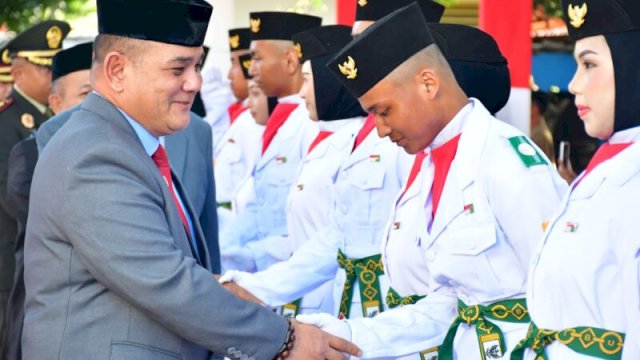 PJ Bupati Sinjai Kukuhkan Anggota 70 Paskibraka