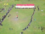 Ratusan Pecinta Alam Bersama Basarnas dan TNI AD Kibarkan Bendera Raksasa di Lembah Ramma&#8217;