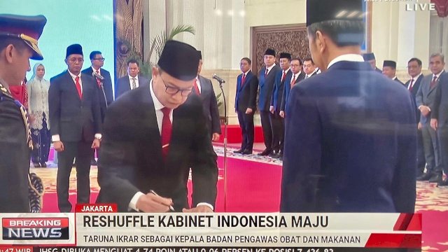 Tangkapan layar pelantikan Kepala BPOM, Taruna Ikrar oleh Presiden Jokowi.