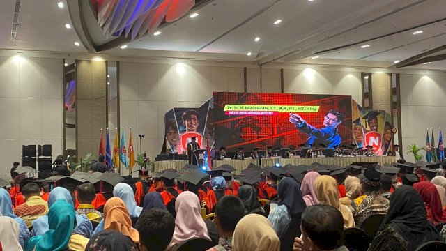 Gelar Wisuda 2024, Rektor ITB Nobel Indonesia Sampaikan Proyeksi Menuju World Class University