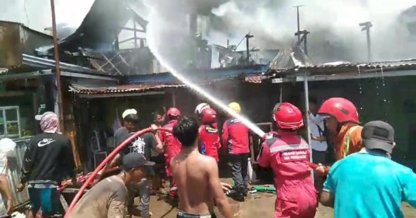 17 Rumah di Kawasan Pelabuhan Poetere Hangus Terbakar