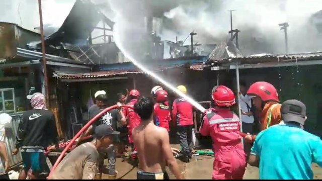 Petugas Pemadam Kebakaran berusaha memadamkan api. (Foto: Dok/Damkarmat Makassar)