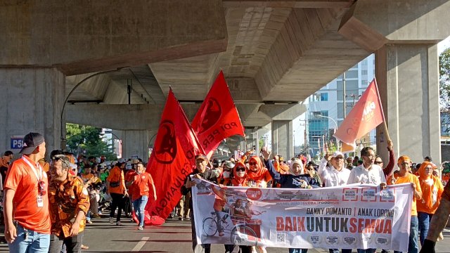 Danny &#8211; Azhar Naik Becak Daftar di KPU Sulsel, Dikawal Ribuan Simpatisan