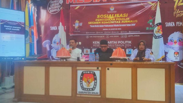Komisioner KPU Sinjai, Supratman membuka sosialisasi Pendidikan Pemilih segmen Komunitas Jurnalis yang menghadirkan Narsum Abdul Karim,Ketua Dewas LAPAR Sulsel ||Photo:dok_hariannews