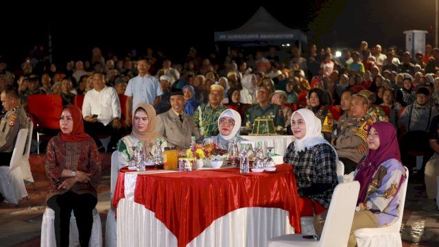 Ketua TP PKK Makassar, Indira Yusuf Ismail menghadiri pesta rakyat yang digelar di Kecamatan Ujung Tanah, Sabtu (24/08/2024).