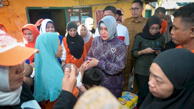 Aksi Sosial: Indira Yusuf Ismail Bantu Korban Kebakaran Maccini Gusung