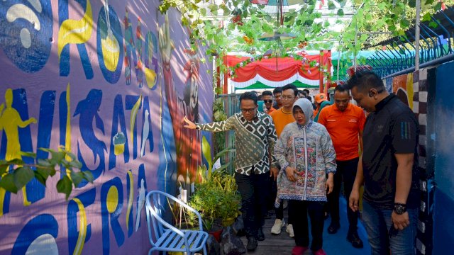 Indira Yusuf Ismail kunjungan di Lorong Wisata (Longwis) Ceria Kelurahan Buakana Kecamatan Rappocini, Minggu (04/08/2024).