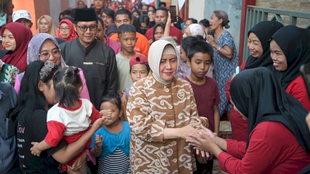 Ketua TP PKK Kota Makassar Indira Yusuf Ismail, mengunjungi Lorong Wisata Garbsen yang terletak di Jalan Nusa Indah, Kelurahan Kampung Buyang, Kecamatan Mariso, Jumat (09/08/2024).