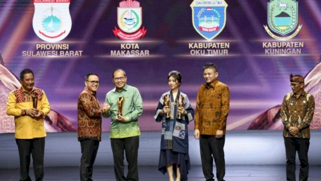 Wali Kota Makassar Moh Ramdhan Pomanto meraih penghargaan Pemimpin Daerah atas inovasinya di dalam mewujudkan Makassar Low Carbon City di kegiatan Pemimpin Daerah Award 2024, di Jakarta Concert Hall, Jakarta Pusat, Kamis (8/8/2024) malam.