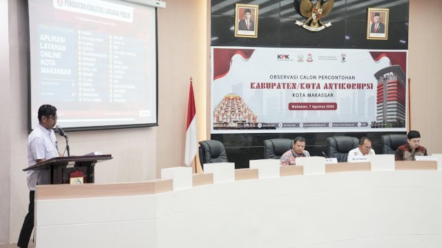 PJ Sekda Kota Makassar, Firman Hamid Pagarra memaparkan langsung program antikorupsi yang dimiliki Kota Makassar, di Ruang Sipakatau, Rabu (07/08/2024).