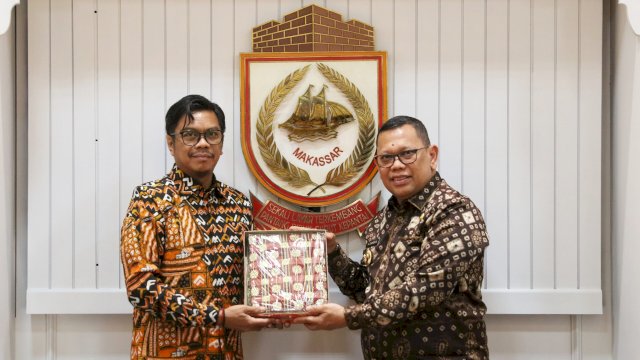Pj Sekda Makassar, Firman Hamid Pagarra menerima kunjungan rombongan Pj Wali Kota Palembang, Dr. Abdul Rauf Damenta, di Ruang rapat Sekda, Balaikota, Jumat (09/08/2024).