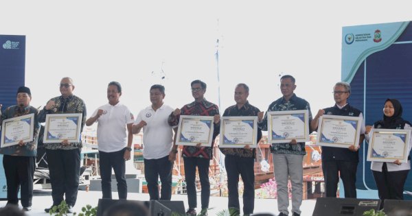 Danny Pomanto Raih Penghargaan Tokoh Peduli Masyarakat Pesisir dari KKP RI