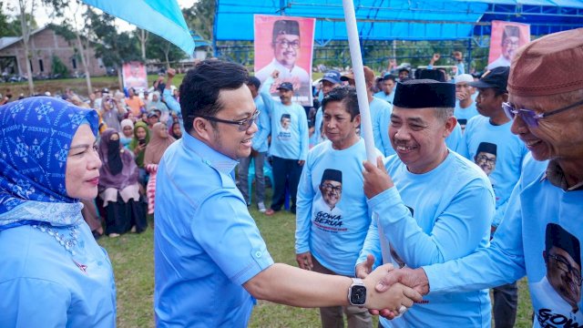 Darmawangsyah Muin saat melantik tim pemenangan di Tompo Bulu Gowa. Foto: HN/Yusrizal