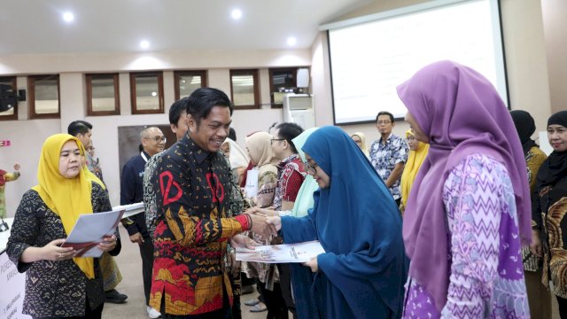 Pj Sekda Makassar Firman Hamid menyerahkan SK ke 19 Puskesmas Makassar. Foto: dok