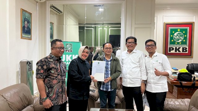 PKB resmi menyerahkan rekomenasi kepada Indira Yusuf Ismail yang dipasangkan bersama Ilham Fauzi, anak dari Amir Uskara untuk maju kontestasi Pilwalkot Makassar. Foto: dok PKB