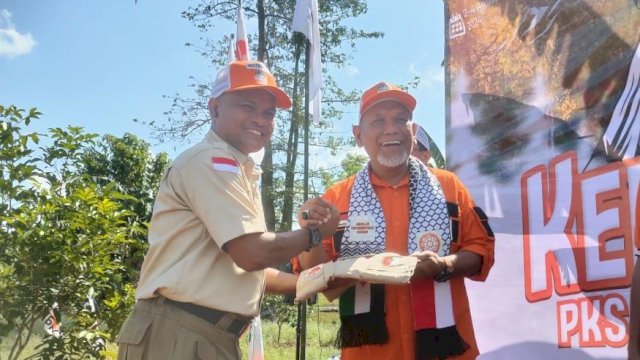 Ketua PKS Sulsel Amri Arsyid saat menerima seragam Kembara. Foto: dok