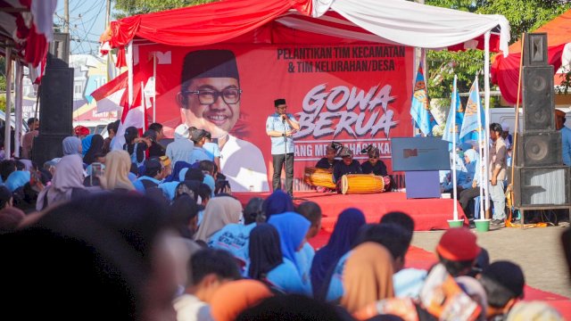 Calon Bupati Gowa Darmawangsyah Muin saat memimpin pelantikan tim Gowa Berua di Kecamatan Somba Opu. Foto: HN/Yusrizal