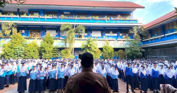 Kominfo Goes to School di SMP 4 Makassar: Sosialisasi Keamanan Siber kepada Siswa dan Guru