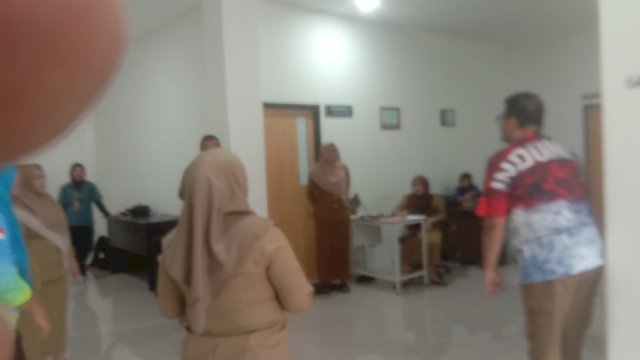 Suasana kantor Dinas Pendidikan Gowa, beberapa ASN nampak antusias persiapan lomba 17an. Foto: HN/Yusrizal