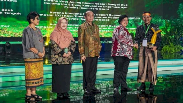 Kepala Desa Poleonro Muh Agung Hidayat Hardi saat menerima penghargaan Proklim KLHK. Foto: dok