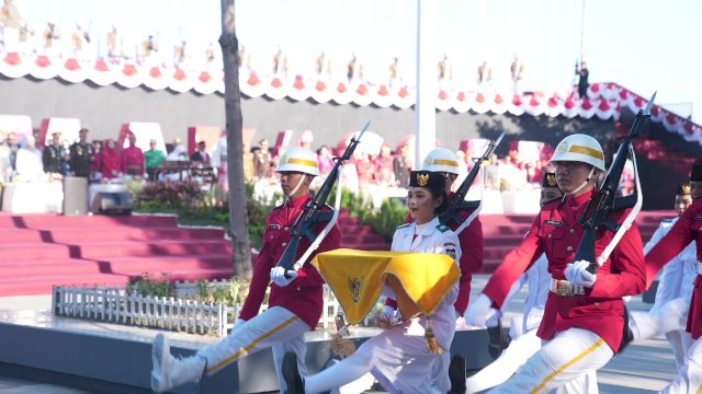 Pembawa baki dalam Upacara HUT Kemerdekaan RI di Kota Makassar, Syarifah Sabrina Nur Madinah. Foto: HN/Sinta