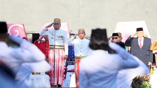 Wali Kota Makassar Moh Ramdhan Pomanto menjadi inspektur upacara dalam peringatan HUT Kemerdekaan RI di Kota Makassar. Foto: dok