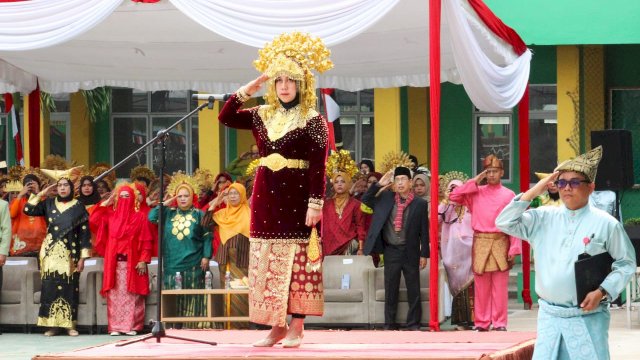 Ketua Yayasan Ibnu Sina Batam, Andi Tenri dalam upacara HUT Ri ke-79. Foto: HN/Abdul Hafid