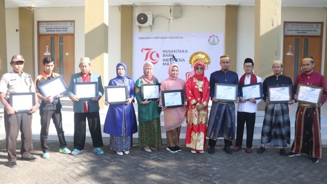 Pimpinan AK-Manufaktur Bantaeng mendapatkan penghargaan satyalencana. Foto: HN/Sinta