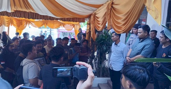 Lampu Neon dan Tolak Angin, Kado Simbolik Ormas Pemuda Gowa Beri Warning untuk KPU Gowa