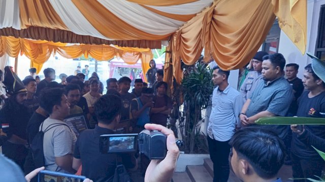 Aksi Pemuda Gowa di depan Kantor KPU Gowa. Foto: HN/Yusrizal