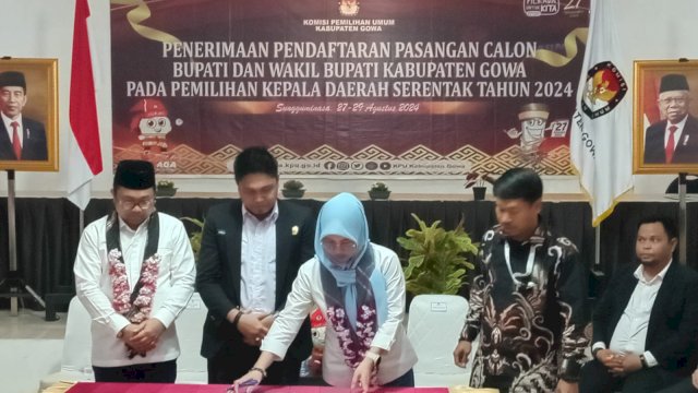 Paslon Husniah Talenrang dan Darmawangsyah Muin melakukan pendaftaran di KPU Gowa. Foto: HN/Yusrizal