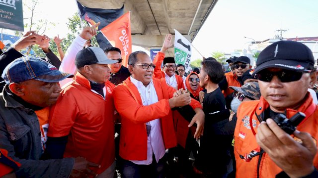 Pasangan DIA, Danny-Azhar saat arak-arakan pendaftaran Pilgub Sulsel. Foto: HN/Sinta