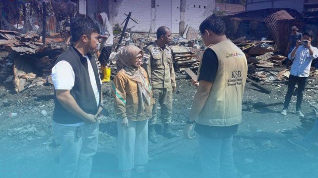 Kepala Dinsos Makassar salurkan bantuan kebakaran di kawasan TPA Antang. Foto: dok