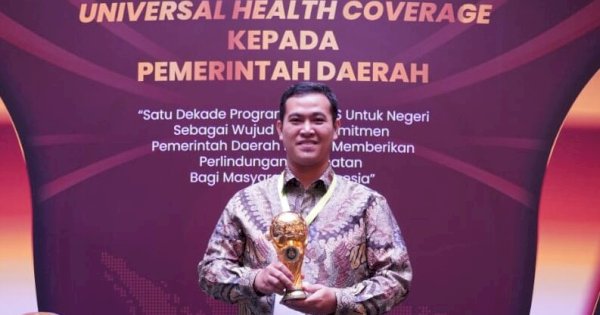 Pemkab Pangkep Didapuk Penghargaan UHC Madya Berkat Cakupan JKN hingga 99 Persen