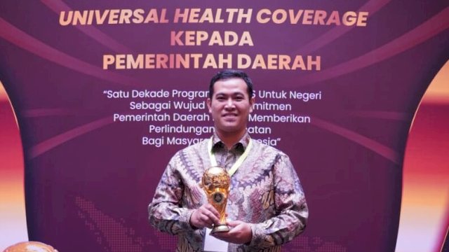 Pemkab Pangkep Didapuk Penghargaan UHC Madya Berkat Cakupan JKN hingga 99 Persen