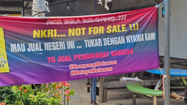 Spanduk penolakan relokasi yang dipasang warga di Kampung Tua. Foto: HN/Abd Hafid