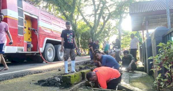 Turunkan Mobil Damkar, Pj Bupati Pimpin Pembersihan Drainase di 2 Kelurahan