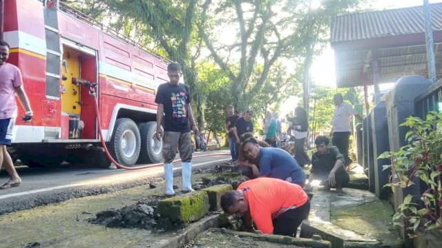 Turunkan Mobil Damkar, Pj Bupati Pimpin Pembersihan Drainase di 2 Kelurahan