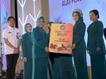 Ketua TP PKK Makassar Serahkan Bantuan Alat Penunjang 10 Program Pokok di HKG ke-52