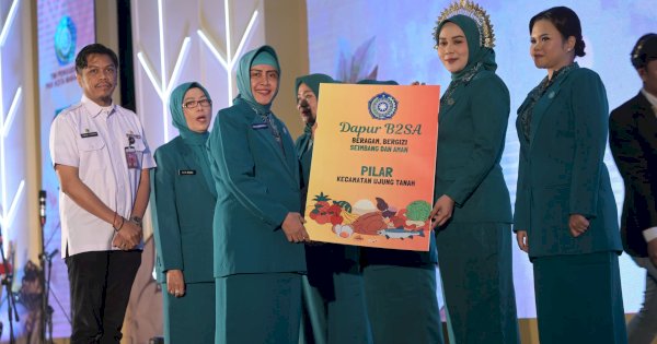 Ketua TP PKK Makassar Serahkan Bantuan Alat Penunjang 10 Program Pokok di HKG ke-52