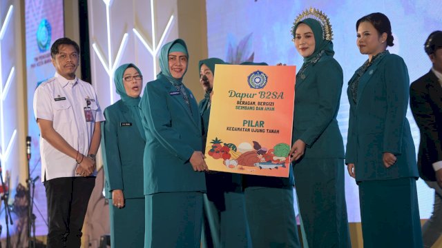 Ketua TP PKK Kota Makassar, Indira Yusuf Ismail, secara simbolis menyerahkan bantuan alat penunjang 10 Program Pokok PKK kepada perwakilan kecamatan dalam rangka peringatan Hari Kesatuan Gerak (HKG) PKK ke-52 di Upperhills Convention Hall, Rabu (18/09/2024).