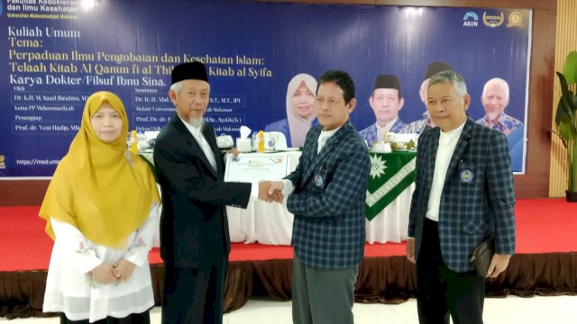 Ketua PP Muhammadiyah Saad Ibrahim (Jas Hitam Kiri) dan Rektor Unismuh Makassar Rakhim Nanda (jas kotak-kotak kanan). (Foto: Humas Unismuh)